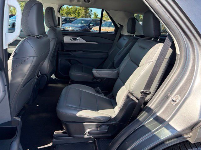 Used 2025 Ford Explorer Active w/ Active Comfort Package RWD image 15