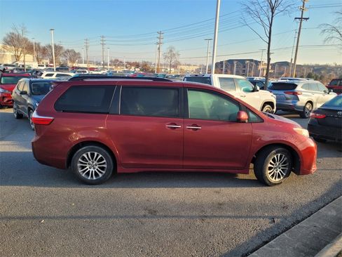 Used 2019 Toyota Sienna L image 2