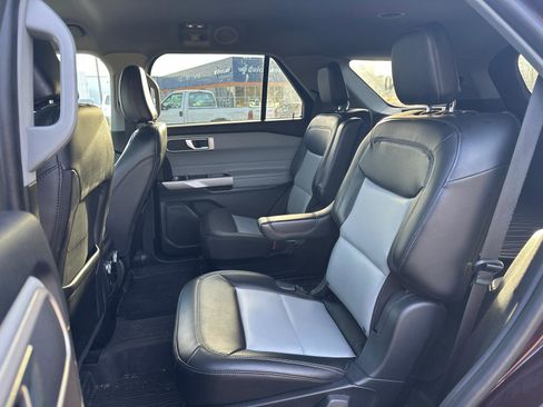 Used 2022 Ford Explorer XLT w/ Equipment Group 202A image 7