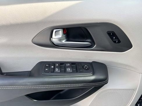 Used 2024 Chrysler Pacifica Touring-L FWD image 20
