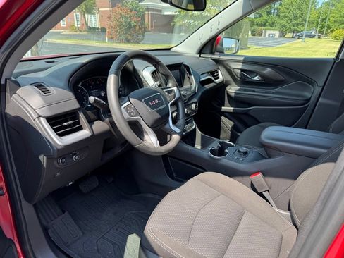 Used 2024 GMC Terrain SLE w/ Driver Convenience Package FWD image 15