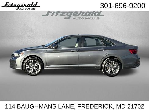 Used 2024 Volkswagen Jetta SE image 4