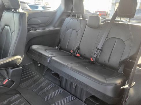 Used 2019 Chrysler Pacifica Touring-L w/ S Appearance Package image 25