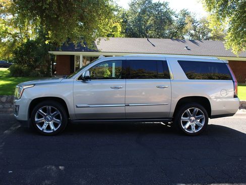 Used 2015 Cadillac Escalade ESV Premium image 2