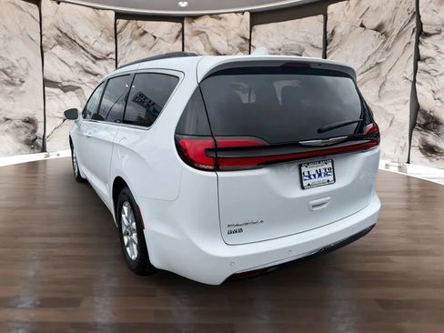 Used 2022 Chrysler Pacifica Touring-L image 5