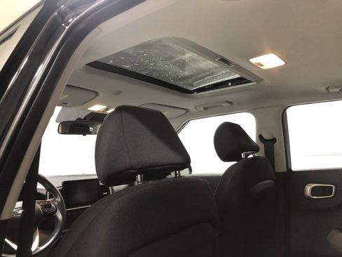 Used 2023 Hyundai Venue SEL image 18