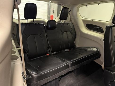 Used 2019 Chrysler Pacifica Limited FWD image 17