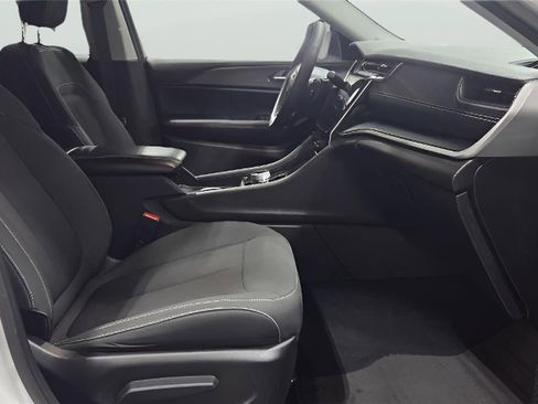 Used 2023 Jeep Grand Cherokee Laredo image 17