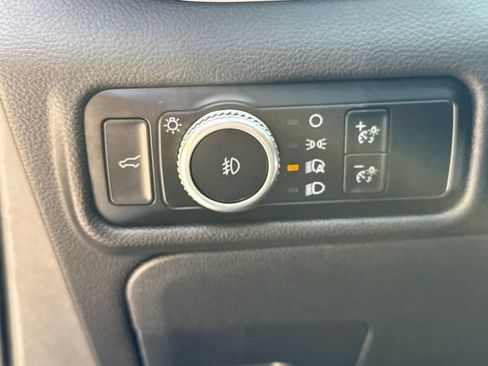 Used 2022 Ford Explorer XLT w/ Equipment Group 202A AWD/4WD image 32