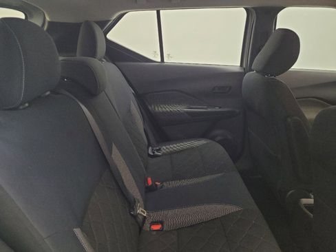 Used 2018 Nissan Kicks S image 19