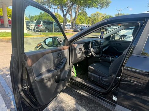 Used 2021 Nissan Rogue S FWD image 4