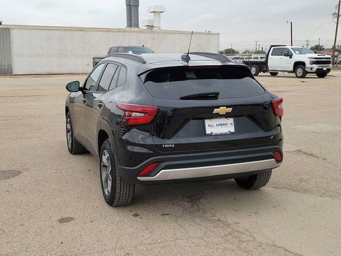 Used 2025 Chevrolet Trax LT FWD image 6