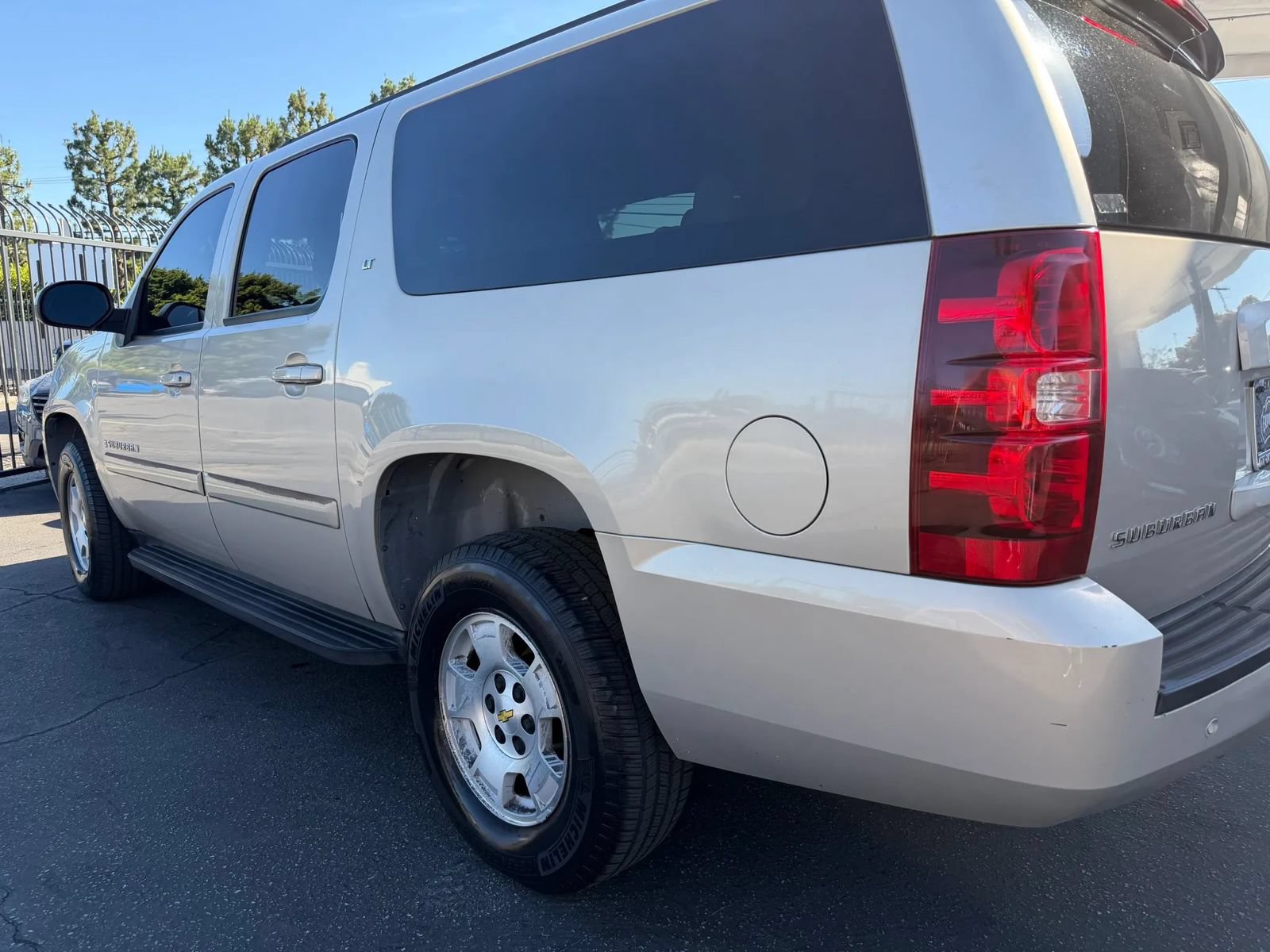 Used 2007 Chevrolet Suburban LT w/ LT Preferred Equipment Group AWD/4WD image 27