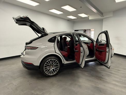 Used 2022 Porsche Cayenne Coupe AWD/4WD image 29