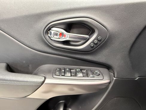 Used 2019 Jeep Cherokee Limited w/ Luxury Group AWD/4WD image 15