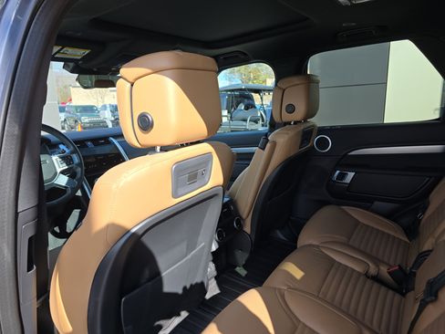 Used 2024 Land Rover Discovery Dynamic SE image 17