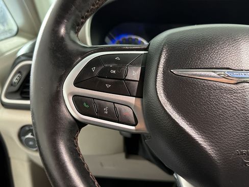 Used 2019 Chrysler Pacifica Touring-L FWD image 12
