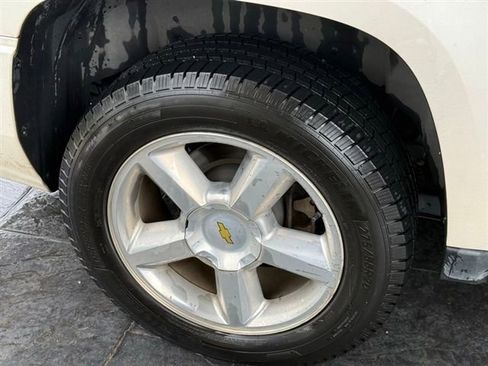 Used 2011 Chevrolet Suburban LTZ RWD image 12