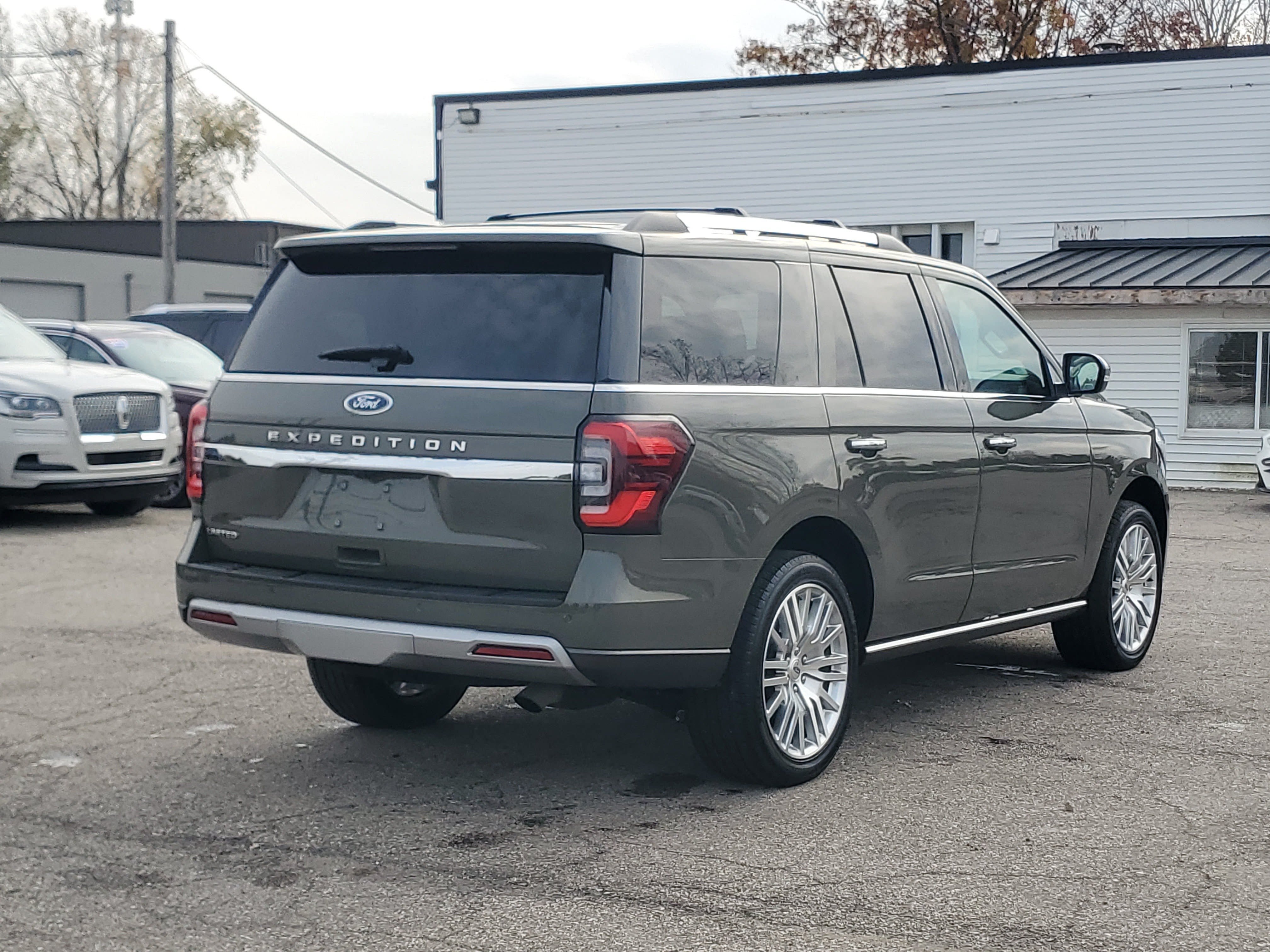 Used 2024 Ford Expedition Limited AWD/4WD image 6