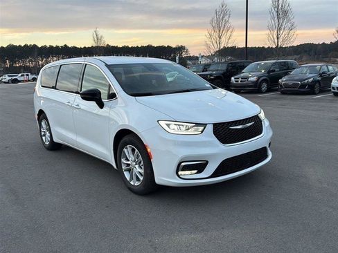 New 2026 Chrysler Pacifica Select image 2