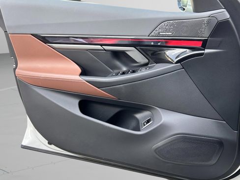 Used 2025 BMW i5 xDrive40 w/ Premium Package image 29