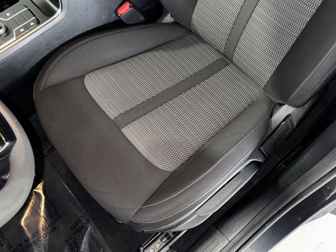 Used 2023 Kia Sorento LX image 32