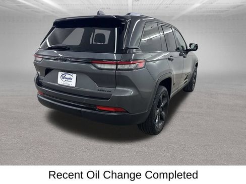 Used 2023 Jeep Grand Cherokee Limited w/ Black Appearance Package AWD/4WD image 15