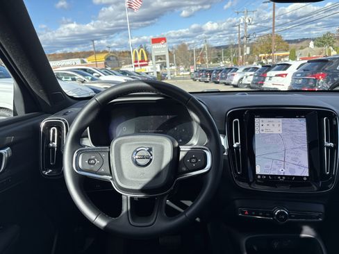 Certified 2025 Volvo XC40 B5 Core image 7