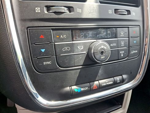 Used 2014 Chrysler Town & Country Touring FWD image 19