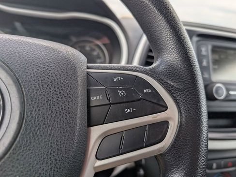 Used 2018 Jeep Cherokee Latitude image 16