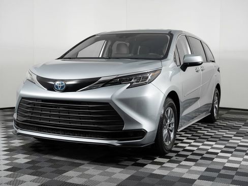 Used 2022 Toyota Sienna LE image 2