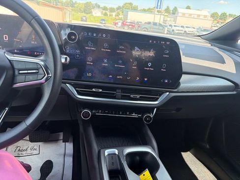 Used 2026 Chevrolet Equinox EV LT FWD image 17