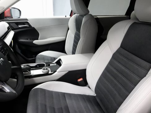 New 2025 Mitsubishi Outlander SE image 16