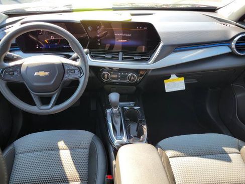 Used 2025 Chevrolet Trax LT FWD image 12