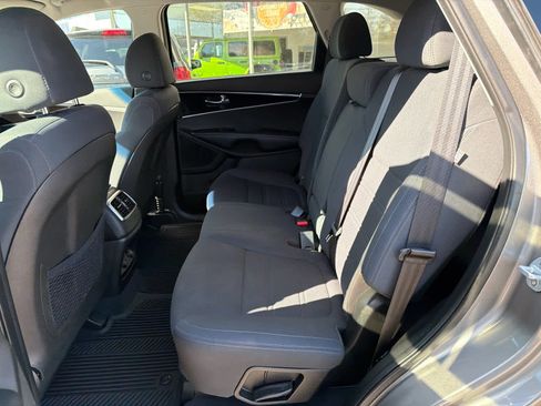Used 2019 Kia Sorento LX w/ LX Convenience Package image 13
