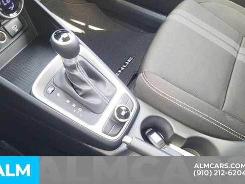 Used 2025 Hyundai Venue SEL image 26