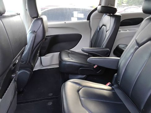 Used 2024 Chrysler Pacifica Touring-L FWD image 11