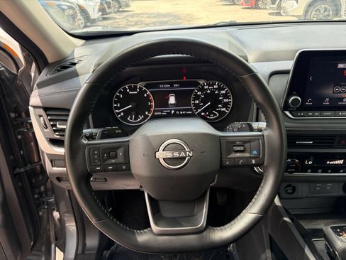 Used 2025 Nissan Rogue SV FWD image 29