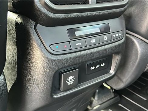 Used 2025 Honda Pilot TrailSport image 27