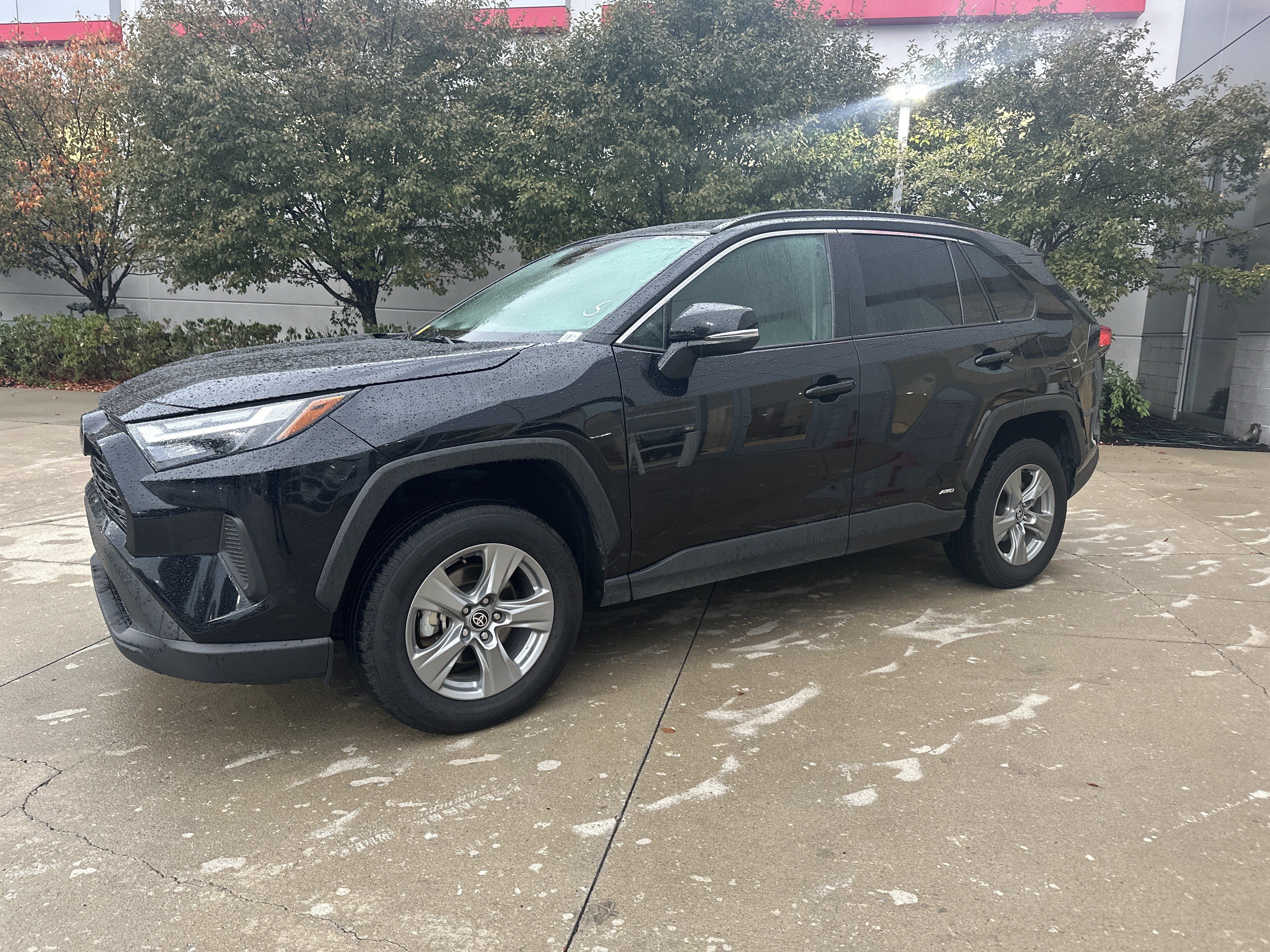 Used 2025 Toyota RAV4 XLE AWD/4WD image 3