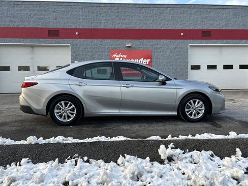 Used 2025 Toyota Camry LE image 2
