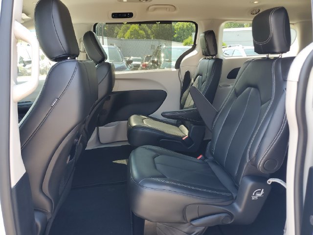 Certified 2024 Chrysler Pacifica Touring-L AWD/4WD image 15