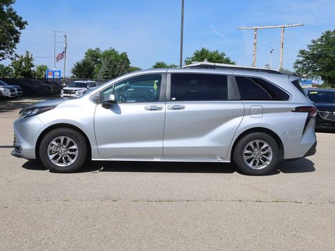 Used 2024 Toyota Sienna XLE image 5