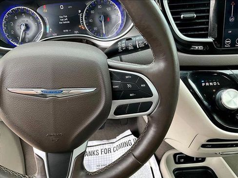 Used 2018 Chrysler Pacifica Touring-L Plus image 19