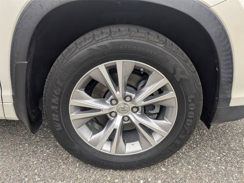 Used 2015 Toyota Highlander XLE image 11