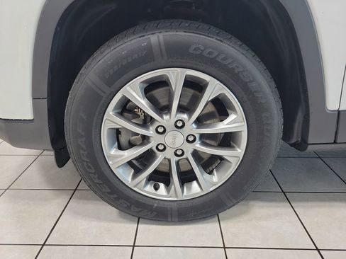 Used 2019 Jeep Cherokee Latitude Plus w/ Comfort/Convenience Group AWD/4WD image 50