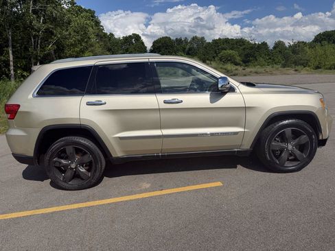 Used 2011 Jeep Grand Cherokee Overland AWD/4WD image 4