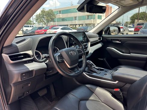 Used 2022 Toyota Highlander XLE FWD image 11