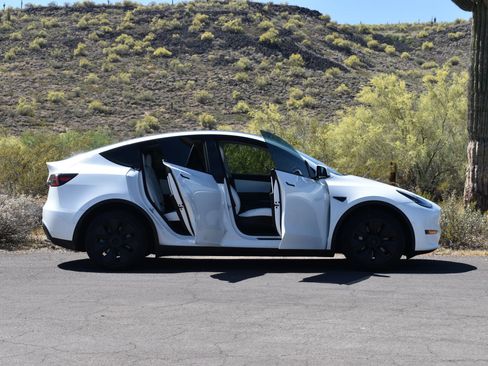 Used 2022 Tesla Model Y Long Range image 9