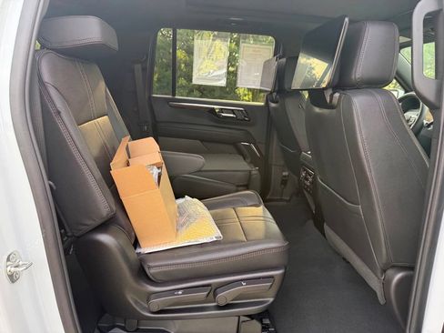 Used 2026 Chevrolet Suburban High Country AWD/4WD image 18